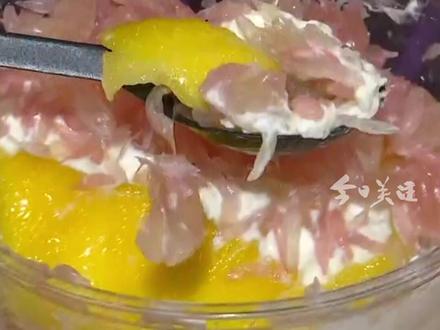 近日,有博主分享“固体杨枝甘露”的做法,被众多网友种草。还有店主称日流水约1万元,每天睁眼就是削芒果。对此,有医生提醒,这种“冷、甜、黏”的组合对本就肠道功能较弱的亚健康人群来说,无疑是一次巨大考验。(广东台记者:郑泽燕)#媒体精选计划