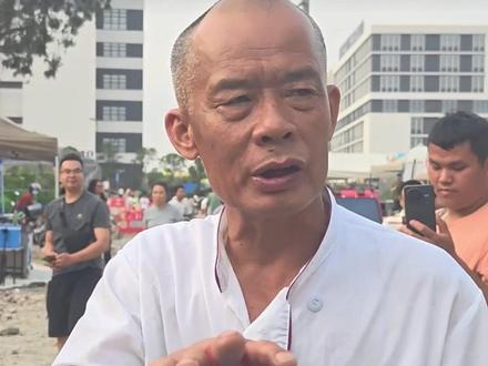 4月9日,顺德爆火的莫氏鸡煲终于缓过来了,记者在店里看到招聘的新员工和兼职的大学生已经上岗,老莫说当地政府安排了许多义工来帮忙,终于可以歇一歇,“鸡煲公主”也回去休息了。#莫氏鸡煲#鸡煲公主 #歇一歇 #顺德 #媒体精选计划 @抖音小助手