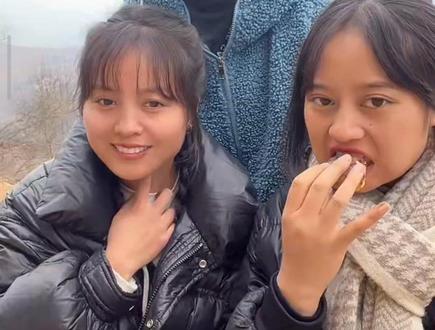 小钟回深圳了,十一和妹妹小九.能干可爱的表姐木木依然快乐的为大家直播,祝福她们姐妹们无忧无虑快乐的生活着#记录真实生活 #支持抖音传播正能量让世界充满爱 #