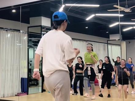 背面完整版来了,口令跟练更方便大家练习。#࿆零基础学舞蹈 #以舞抗疫 #健身 #背面演示