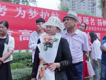 考场外等候的家人,目光所及皆是你考场的方向#高考