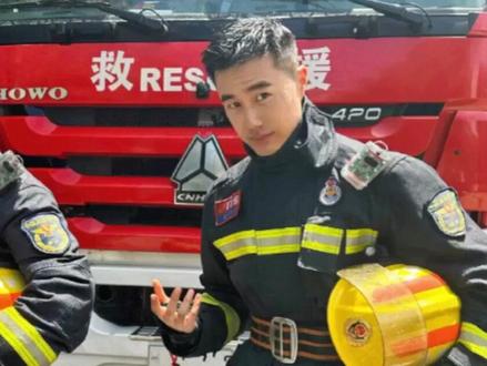 现在全网最难过的人估计就是何伟豪女友了吧,和她相恋十年的男友