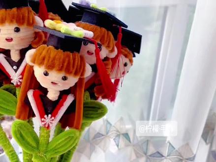 敲可爱简单的|扭扭棒小博士🎓|教程分享~ 有喜欢的姐妹点赞收藏一起做吧~#扭扭棒 #扭扭棒手工 #毕业手工礼物 #教程分享 #高考毕业季礼物