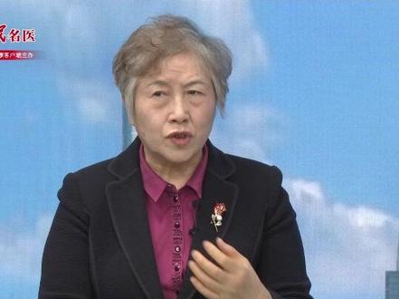 孩子一高烧就抽风?这叫高热惊厥。 北京中医药大学东方医院儿科主任医师王素梅教授表示,如果有高热惊厥病史的孩子,除了吃退烧药之外,还要密切观察孩子的精神状态,如出现双目上视,手部抖动,精神烦燥或萎糜嗜睡,一定要及时去医院就诊。#人民名医