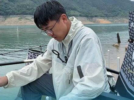 开局定规矩才叫公平,半路改规矩纯属拿捏人
12 人都同意的规则,未必就是公平的
只是其他人都利己顺水推舟而已
被针对的人连反对都成了异类,属实无奈!大可心里苦!#擒龙诀 #大可王川 #钓鱼赛事争议 #半路改规则 #荒野垂钓