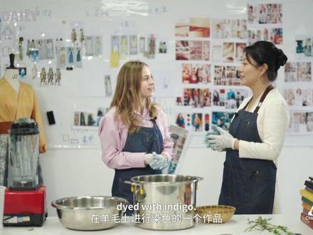 文化中国行 | 艺问艺答服饰探秘
第六集:植物染色里的东方魔法
新技能get,板蓝根(蓼蓝)竟还能染布?!白俄罗斯体验官苏小小在服装设计师楚艳工作室,亲眼见证中药变染料的奇妙过程。从栀子、苏木到红花,每一种草木都藏着独特的色彩基因。看着手中布料从翠绿色渐渐氧化成天青色,小小连连惊叹:"这简直是东方魔法!"楚艳老师现场揭秘:每一抹传统色都是古人提取自山川草木的智慧。如今这些从自然中复苏的色彩,已登上国际设计舞台,让世界看见中国时尚的可持续浪漫。
快来和小小一起触摸会“呼吸”的染料,解锁藏在年轮与花瓣里的浪漫色谱!
《艺问艺答》是中国日报推出的沉浸式文化访谈节目,外籍主持人对话艺术专家,通过问答和互动的方式,带领观众感知中国艺术,传播中华美学。《艺问艺答》第三季聚焦中国服饰艺术。(中国日报视觉中心、中国日报网、中国日报文化频道联合出品)
#文化中国行看多彩中国 #服饰里的中华美学 #植物染色 #媒体精选计划