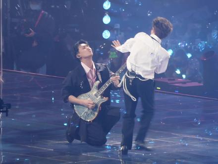 王源是演的 吉他手不像演的
王源不像死缠烂打就能追到手的人
吉他手四次下跪飞吻求爱 王源毅然拒绝!
#王源跨年演唱会 #跨年去看演唱会