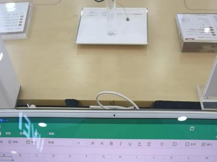 华为平板MatePad Pro11可以使用跟电脑基本一样的 WPS Office ,工具栏和电脑保持一致,在平板上使用可以保持跟电脑一样的操作,做 PPT 、写文档和做表格都非常顺手,搭配键盘鼠标使用,秒变笔记本电脑,可以试一下用公式做表格,感受办公的高效#华为好物江西推荐