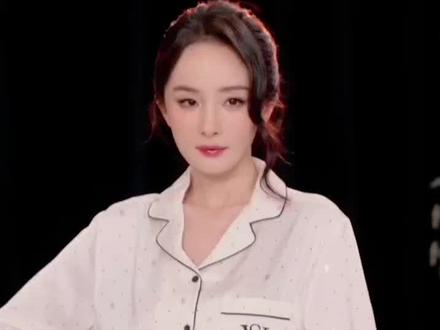 大幂幂的状态太美了 小幂在直播间里的状态太美了,真是青春靓丽,活泼俏皮的大女主
句句经典,句句生动
最喜欢的一句话:杨幂+维密等于“好闺蜜”🦊&🐝
当然了,我们是一辈子的好闺蜜
我的大女主,请您闪闪发光吧!
(请忽略视频里的电量条,一上午都没有剪辑好,好在没有影响幂幂的俏美颜值)😭#维密中国十周年活动派对#杨幂#睡衣@杨幂