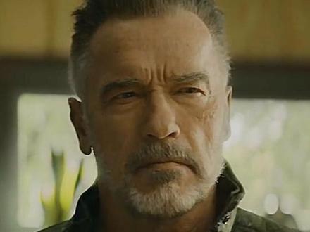 《终结者》约翰•康纳一上来就被T-800杀害,也印证了在第三部终结者T800说的那样,说约翰康纳会死在自己手上 #终结者6黑暗命运 #电影