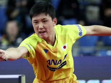 张本智和4比2夺冠,还连续四次模仿樊振东庆祝,无语😅 #夺冠时刻 #张本智和 #wtt香港总决赛 张本智和4比2夺冠,还连续四次模仿樊振东庆祝,他究竟想表达什么?
北京时间12月14日晚上,WTT香港总决赛男单决赛,张本智和与莫雷加德激战六局,最终张本智和以4比2战胜对手,继2018年后再度夺冠,成为首位两次拿到男单冠军的外协会选手。这场比赛,张本智和不仅收获了1500个积分和8万美元奖金,更在赛后跪地庆祝,并连续四次模仿樊振东的庆祝动作,表达对偶像的尊重与追赶之心。此前,张本智和就多次表示樊振东是他的偶像,模仿动作也是想表达想跟他交手的心情。比赛中,张本智和与莫雷加德打得难解难分,多次比分胶着,但最终张本智和凭借出色的发挥和关键时刻的翻盘,成功夺冠。赛后采访时,张本智和难掩激动,表示既开心又有些难以置信,毕竟这是他第四次夺冠,而且已经很久没有拿到冠军了。
对于张本智和的夺冠和模仿行为,你怎么看?快来评论区分享你的看法吧!