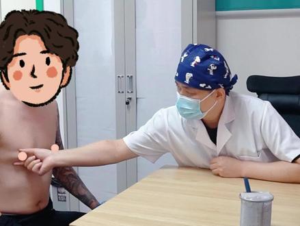 男生胸部发育异常,捏起来有点疼。#男性乳腺发育症