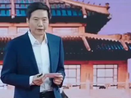 舒淇代言卖的是“审美认同”,苏炳添站台讲的是“可信赖”。 #雷军 #舒淇 #苏炳添 #小米汽车 雷军请舒淇代言,SU7还涨价四千,这背后到底藏着什么玄机?
雷军坦言,新一代SU7上市,三个版本均涨价四千,但比预售价却低了近一万。这背后,是材料成本涨了近两万的压力,也是市场不敢丢的考量。雷军既要守住产品力,又要卡住价格带,这波操作尽显“雷军式务实”。但真正值得琢磨的,是雷军请舒淇和苏炳添代言的用意——破圈。第一代SU7用户画像已“米粉化”,雷军想要吸引更多原本对小米汽车“无感”的人。舒淇代言卖的是“审美认同”,苏炳添站台讲的是“可信赖”。再看外观,雷军坚持不改,因为经典之所以是经典,恰恰因为它不乱改。雷军说造车是马拉松,小米汽车的路才刚刚开始,从容背后是熬过生存期的底气。然而,从容不意味着轻松,供应链涨价、购置税政策变动等难题接踵而至。
雷军能否扛住“续集”压力,把SU7跑成“传奇车型”?快来评论区发表你的看法吧!