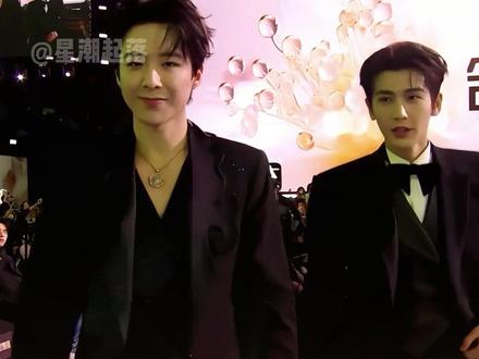 一张高清照曝光,才知男星为何非必要不和张凌赫同框?原来“九头身”比例的压制不是说说而已#张凌赫 #王安宇 #刘宇宁 #内容启发搜索 #影娱热点团