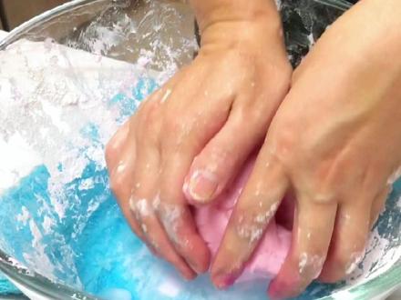 手把手教大家揉#红桃粿 粿皮,不干裂 软糯好好吃,比例写在屏幕上,大家记得点赞收藏#潮汕粿品 #做粿 #潮汕小吃 #跟着抖音学做菜