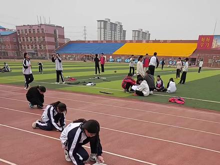 学霸:站起来眼前一黑
体育生:站起来天都黑了.