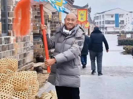 腊月廿四,十六条🐉将在红安县民主街巡演! 锣鼓敲得脆,祥龙腾云飞,老少齐欢笑,岁岁福相随!#非遗传承 #舞龙 #民俗文化 俗