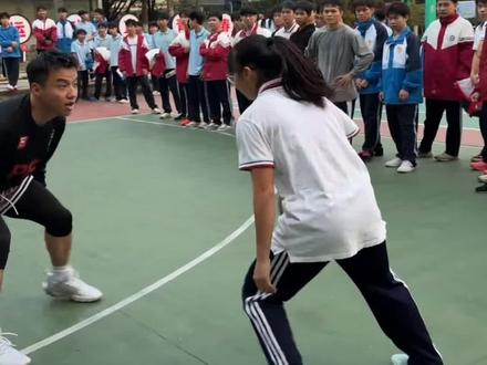 冯敏敏篮球视频:一招神龙摆尾走红#篮球 #冯敏敏#中国女篮 #体育#高手在民间