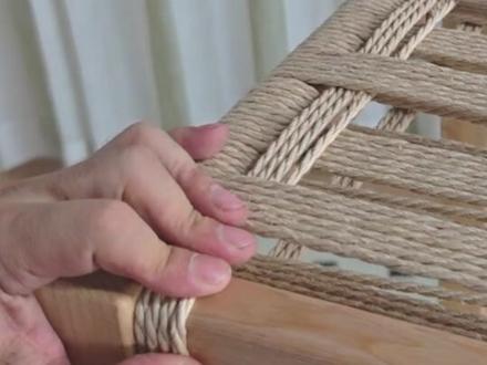 椅凳编绳技巧,适合diy入门级 椅子坐面编绳工艺是一项非常有趣和有挑战性的手工艺。掌握这项技能,为家居装饰增添独特的风格和个性。在进行椅子坐面编绳工艺之前,需要准备好必要的材料和工具。绳子,通常使用的是天然的麻棉绳或牛皮纸绳。其次需要准备好编织所需的工具,包括夹子、钳子、剪刀、铅笔和量角器等。
在进行编织时,需要注意以下几点。首先,要确保绳子的张力适当,不能过紧或过松。其次,要保持编织的统一性和对称性,以确保坐垫外观美观。要注意绳子的连接方式,以确保连接牢固。
椅子坐面编绳工艺是一项需要耐心和技巧的手工艺。对于初学者来说,建议选择一些简单的椅子进行练习,并在进行实际操作之前多做一些练习。
原创视频,未经授权请勿转载。
#编绳椅子
#编绳椅制作
#编绳Y椅
#Y椅编绳
#编绳diy