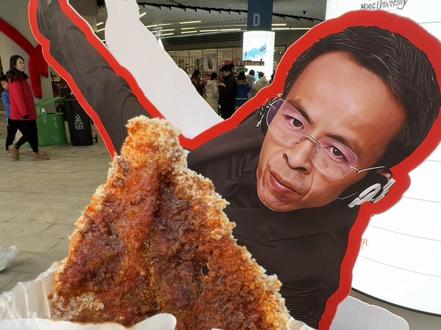 终于在杭州吃到鸡排哥炸的鸡排了!!真的好好吃!!
#旅行就是要逛吃逛吃 #鸡排哥 #杭州鸡排哥 #街边美食 #街头小吃