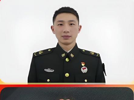 常服党徽的正确佩戴
常服党徽的正确佩戴方法如下:
佩戴位置:党员徽章应佩戴在左胸中间位置,不得使用破损、污损、褪色或不符合制作规定的党员徽章。若与其他徽章同时佩戴,应将党员徽章置于其他徽章之上。
不同服装的具体佩戴要求
军官着夏常服:缀钉于级别资历章上方中间位置,党员徽章下沿距级别资历章上沿3mm。
士兵着夏常服:缀钉于左胸袋盖上方中间位置,党员徽章下沿距袋盖上沿3mm。
军官着春秋常服和冬常服:缀钉于左驳领的驳头处,党员徽章最外侧距驳领边缘10mm。
士兵着春秋常服:缀钉于左驳领的驳头处,党员徽章最外侧距驳领边缘10mm。
士兵着冬常服:缀钉于国防服役章上方中间位置,党员徽章下沿距国防服役章上沿5mm。
着作训服:缀钉于左胸袋盖上方中间位置,党员徽章下沿距袋盖上沿3mm。#党徽 #党徽佩戴 #我心向党