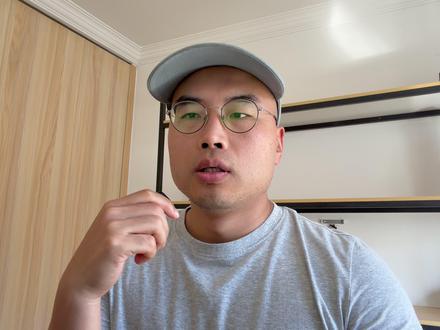 64万→650万!SK海力士逼疯三星|韩国:AI时代的沙特 韩国正在成为AI时代的沙特阿拉伯。SK海力士员工人均年终奖64万人民币,明年可能飙到463万;三星3万员工走上街头罢工;三星宣布全面退出中国家电市场——这些看似不相关的新闻,其实讲的是同一个故事:一个国家把全部国运押在了内存芯片上。
SK海力士拿下全球HBM市场62%的份额,NVIDIA下一代Rubin平台70%的HBM4订单都给了它。三星在HBM市场跌到第三,甚至被美光反超。2026年HBM市场规模预计达546亿美元,2028年可能突破1000亿。
但硬币的另一面是:韩国生育率0.72,全球最低;四成年轻人借钱加杠杆炒股;首尔房价让普通人绝望。财阀精英眼中的"AI沙特",在年轻人嘴里叫"地狱朝鲜"。
本期视频深度拆解韩国半导体产业的繁荣与隐忧,从SK海力士的利润分享机制、三星的战略失误,到韩国社会的深层撕裂。