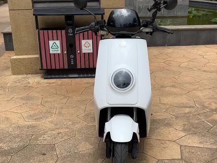 小牛nqi动力版,大屏版本,新款可以手机启动。21年5月份车,车况精品。证件齐全,发票可以邮寄厂家更换名字,目前车上有昆明绿牌,不确定是否可以上黄牌,需要去车管所问问。60v26a锂电池可以提回家充电,续航60公里。app可以正常定位过户。价格不贵#二手电动车 #电动车以旧换新 #小牛电动 #新国标电动车#小牛