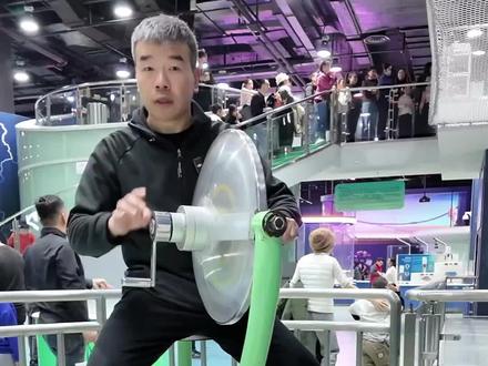 角动量守恒 当我改变旋转物体方向时,产生的力矩又带动我旋转#角动量守恒 #物理 #物理实验 #王老师玩儿科学