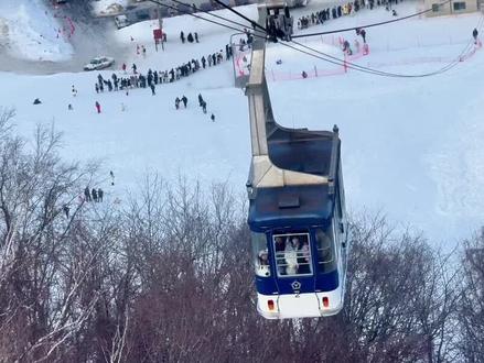 “为了见你一面 我来到了小樽” 因为《情书》我来到了小樽
坐上缆车登上了天狗山,躺在山上雪地里,小声地喊出那句:“你好吗?”,打车经过了船见坂,还去了运河边散步…
因为《情书》和《First love》我来到了北海道
因为太爱《First love》 这部剧了,它算是我学生时代对爱情的浪漫想象,剧中少年晴道说:“人遇到灵魂伴侣的概率是60亿分之一。”于是,我也在钱函的沙滩上写下了“60亿分之一”
至此,完成了我的《First love》和《情书》巡礼…
#旅行碎片 #旅行碎片回忆 #北海道 #小樽 #旅行vlog