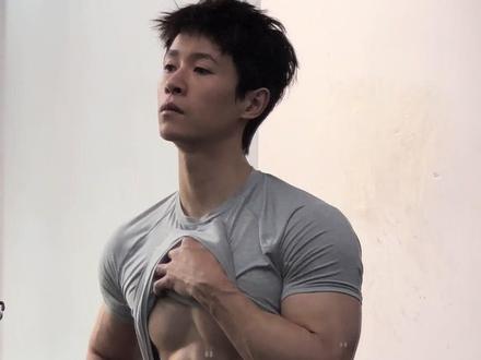 真正的成长,是终于清醒地意识到:no one is coming。
没有人会来拯救你,没有人会来替你收拾烂摊子、解决那些棘手又难熬的难题;没有人会永远守在你身边,督促你变好,提醒你照顾自己;更没有人,能替你扛下所有风雨,抚平你所有委屈。你的世界,从始至终,都要靠自己一步一步走出来。
但这句话,从来不是悲观,而是一份清醒的自由。
当你明白没有人会来,你也就懂得:再也没有人可以轻易伤害你了。
曾在最低谷时,我也天真地期盼:总有一天,会有一个人看穿我的逞强与脆弱,在我满身泥泞、步履维艰时,不顾一切地向我伸出手,把我拉出黑暗。那时候的我们,总习惯向外求,求偏爱,求救赎,求理解,求依靠,仿佛只要等来一束光,人生就能重获新生。
可后来才慢慢懂得:能千万次把你从深渊里拉出来的,从来不是别人,而是那个不肯放弃、咬牙坚持的自己。
那些无人问津的日子,那些深夜崩溃又自愈的时刻,那些在迷茫、恐惧、执念与痛苦里反复挣扎的时光,原来都是命运最温柔的馈赠。它逼着你停止向外张望,逼着你学会向内扎根、向内求索。
你开始明白,遇到难题,与其哭泣等待,不如主动寻找答案;与其困在爱恨里自我消耗、卑微讨好,不如把心思全部放在自己的前途与成长上。你不再为了迎合别人而委屈自己,不再因为一段关系、一个人,就弄丢了最珍贵的自己。
慢慢的,你的生命底色,从脆弱敏感,变成了温柔而有锋芒,柔软而有力量。
你开始在思想与生活里做减法,精简圈子,放下执念,置顶自己的感受,远离一切消耗你的人与事。你依然拥有爱人的能力,但更懂得先好好爱自己;你接得住情绪的起伏,扛得住生活的风浪,用独处、阅读、自律、护肤、早睡,替代无效社交与精神内耗。
你不再仰望别人的光芒,不再羡慕别人的生活,而是安安静静,活成自己最喜欢的模样。
人在低谷时,最容易被焦虑裹挟,总想抓住一个瞬间翻盘的奇迹,总想找到一步到位的答案。可真正能把我们拉回正轨、带我们走出困境的,从来都是那些科学、踏实、可坚持、可信赖的选择。
不必等风来,不必等谁渡,
你自可撑伞前行,自可向阳而生,
一步步走向开阔、自由、平静与光芒。
人生最好的状态,从来不是被拯救,
而是自我觉醒,自我成全,自我圆满。
专注、坚持、保持热爱,
我们终将活成自己的光。
——致每一个,靠自己走出黑暗、向阳生长的我们。#励志 #原生家庭 #健身