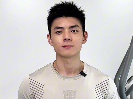 ✅踩对椭圆机|高效燃脂|全身塑形|双倍收益 想刷脂又想塑形的朋友!那椭圆机是很好的选择!对新手和大基数也很友好!
⚠警惕以下错误姿势
1⃣直立站姿:导致大腿前侧凸出
2⃣弓腰驼背或塌腰撅臀:导致腰酸背痛伤腰
3⃣脚后跟来回垫起:粗小腿
4⃣身体过于晃动 :容易跌倒受伤
5⃣膝盖过于绷直锁死:伤膝盖
✅正确姿势:
收紧核心,保持上半身稳定!全脚掌踩实踏板!主要用臀部和大腿发力驱动踏板!
🔥选择大步距和阻力足的椭圆机才能有效训练!🙋我用的麦瑞克椭圆机凌波L7就有47cm大步距,迈得开还对膝盖友好!
10kg磁控飞轮组+32挡阻力调节!满足新手到进阶不同人群使用!
还有自带超燃脂APP:教练带练和AI专业指导!
和游戏化的绝影之竞APP,有趣又好坚持!
#麦瑞克 #麦瑞克椭圆机凌波L7#高效燃脂#椭圆机正确使用方法#运动户外淘宝指南