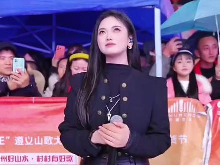 阿朱和苏潇潇在雨中对山歌#山歌#演出现场 #上热搜#上热门#快来围观 @阿朱💋(金朱传媒)228 @苏潇潇 — 2月5号年货节