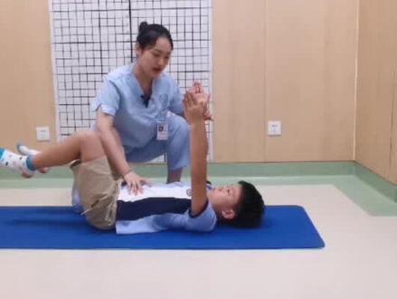 轻度脊柱侧弯咋办?这个训练在家就能做!