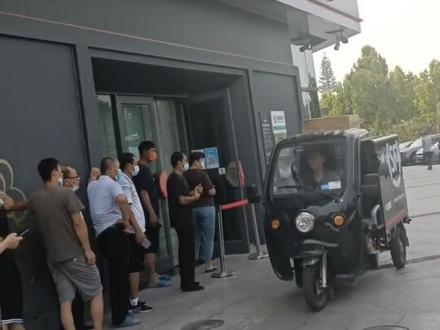 这是合肥市海恒街和习友裤交叉口的工商银行,周末还双休,这么热的天大家在排队,已经9:08分了,银行里上班的职工是不是太爽了#街头随拍 #记录这一刻 #现场实拍