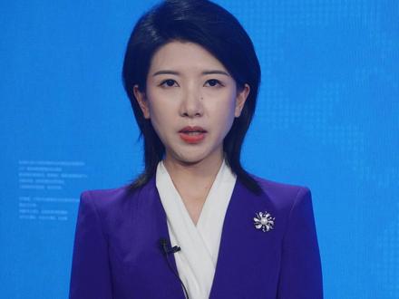 轻舟已过万重山 青山依旧在民心 昨天,《湖北日报》的一篇评论,把我和很多恩施人的记忆拉回到那个熟悉的名字——那个说要喝一杯自己揉的春茶,却再也尝不到的陈刚书记。
他的家,就在宣恩白水河边的官庄村。去年6月19日,突降暴雨,白水河一夜猛涨。他带着村干部,硬是苦口婆心把舍不得财物的村民一个个劝出来,又冒雨帮着把两副棺材抬到安全地带。那晚的他,浑身是泥,两眼全是血丝。
村民们说,看到那个身影,心里就踏实了。
可谁能想到,就在今年3月3日凌晨,53岁的陈刚书记,倒在了这片他深爱的土地上。这叶轻舟,永远停在了故乡的青山绿水间。
陈刚书记走了以后,我们开始细数他留下的那些“账本”——是垫出去的2000元医药费,是跨省帮村民办妥的一纸户口,是那辆跑了9万公里、轮胎都磨秃了还在为村里奔波的吉普车。
这些数字,深深扎在官庄村的泥土里,也紧紧连着老百姓的心跳。陈刚书记去世那天,200多名村民自发赶来,为他守夜、含泪送行。
最近,暴雨再次侵袭,白水河畔的灾情牵动人心。看着救援人员打着手电、深一脚浅一脚挨家敲门,我不由想起——就在同一条河边,就在同样的雨夜,曾经也有一个浑身泥水的人,也是这样一家一家地拍门……
白水河的水涨了又退,官庄村的茶绿了又青。
我看见,那个雨夜里留下的脚印,被后来者一步步接着踩了下去。
陈刚书记虽然不在了,但他就像那白水河畔的青山,永远留在了我们心中。
那份沉甸甸的民心,没有随着河水褪去,而是化作了这片土地上,生生不息的力量。