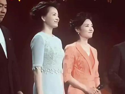 “中国中央电视台”春晚最强双子星卿涛,十年真是弹指一挥间。 #春晚 #董卿 #周涛 #卿涛 #新年快乐