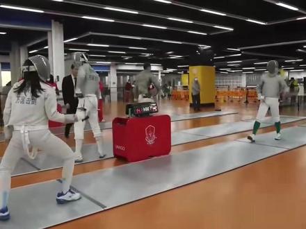 关于击剑高考,你一定想知道的事儿🤺
①什么是ABC类考生? 为了更清晰地呈现招生计划,ABC类分别对应单考单招生、二本线65%录取生、二本线录取生。
②我获得了一级运动员等级证,能否同时报考单招/高水平? 获得一级运动员或以上称号的考生在报名时只能申请单考单招或参加高考(走高水平),二者不可兼报。
③我在初中时获得了二级运动员证,能否申请击剑单考单招/高水平运动队招生? 需要高中阶段的二级运动员(及以上)等级证。
④击剑高水平招生学校(体院除外)有哪些专业可以就读? 每个学校招生政策不同,上海立信会计金融学院:国际金融专业;天津外国语大学:外国语言文学英语类(单独编班);南通大学:包括体育教育、运动训练、小学教育、法学、汉语言教育等十几个专业。其他院校多以工商管理专业为主。详情须见各校招生简章。
⑤练剑多年,但没有拿到二级(或以上)运动员证,还有哪些大学可以继续击剑训练? 目前,深圳大学、南京信息工程大学、重庆理工大学河海大学、上海建桥学院、南开大学等诸多高校都设有击剑训练、击剑课(社团),在专业击剑老师的悉心指导下,学生们的击剑爱好/特长得以延续和发展。#击剑 #击剑运动