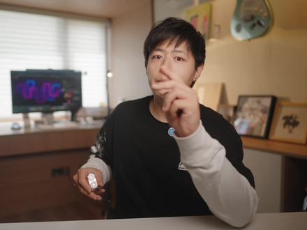 剃须刀不能将就?三款旗舰剃须刀我帮你选! 花大价钱集齐松下大师、飞利浦旋护新9 系、博朗无界剃须刀做硬核横测,4 组实测直接拉开差距! 博朗无界 Silk-Touch 蚕丝刀网减少 24% 肌肤摩擦,10D 灵动刀头一遍剃净死角;7 合 1 智护中心一键 99.9% 杀菌,曜钢一体机身耐用 7 年,智能彩屏实时查看状态。 痘肌敏皮、粗硬胡须都适配,追求舒适省心直接冲它! #博朗无界剃须刀 #剃须刀横测 #男士数码测评 #高端剃须刀推荐 #新品上市