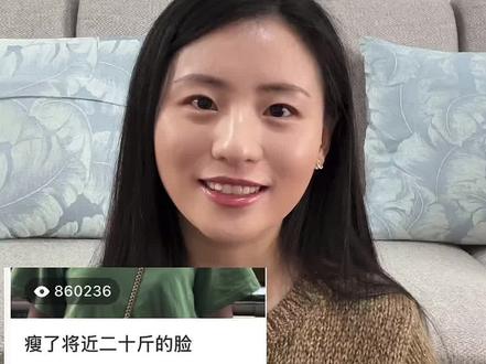 现在是133w人看过的爆文后续啦——从120斤瘦到100斤的减肥心得来啦!视频有点长,但是干货满满📝!希望各位小宝们可以耐心看完~
减肥我总结一句话就是:少吃、多动、多喝、多拉,并有意识的提高自己的代谢能力。
💡一、少吃:
戒掉零食、奶茶、油炸类食品,吃到不饿就好,做到清淡饮食。
早餐搭配:两个鸡蛋+一杯黑咖、0糖的希腊酸奶碗、生菜鸡蛋饼、胡萝卜丝鸡蛋饼、香蕉奶昔、火龙果奶昔
午餐:推荐按照“蛋白质+膳食纤维+碳水”的公式来组合食物。关于蛋白质、膳食纤维和碳水的来源,我已经放在了视频中,小宝们可以自行截取~
晚餐:我会以汤类为主,比如西红柿蛋汤、菠菜蛋汤,不饿的时候选择蛋白棒、奶昔来代餐。
💡二、多动:一周去三次健身房、空腹有氧30分钟,爬坡10分钟+慢跑20分钟。爬坡的话坡度我会调到11,速度调到4.9;慢跑的话速度我会调到6.9。
💡三、多喝:一天至少喝够1500ml到2000ml的水。如果不爱喝水的话可以直接拿1.5L的水杯或者用各种口味的茶包和0糖茶饮料,这些都不会胖~
💡四、多拉:减肥期间很重要的一点就是多拉,至少保证每天拉一次。保证噗噗通常的办法:吃香蕉、火龙果、黑咖、西梅。如果以上方法还有用的话,你就要去反思自己是不是蔬菜吃少了~
💡第五:提高代谢:我自己总结了几种提高代谢的办法:
1.多吃富含蛋白质的食物 2.黑咖 3.早睡 4.泡脚 5. 多喝水 6.运动
🌟最后呢,我想说,减肥是有滞后性的。有可能你体重先下来了,但是身材和脸蛋变化不大。但是这个时候不要着急,你需要在这个体重上保持两三个月,两三个月之后你会发现,你跟两三个月之前同样体重的你相比瘦了一大圈。
希望各位小宝们都可以健康的瘦下来,越来越美~
#减肥 #减肥方法 #减肥逆袭 #减重日记 #减肥动力