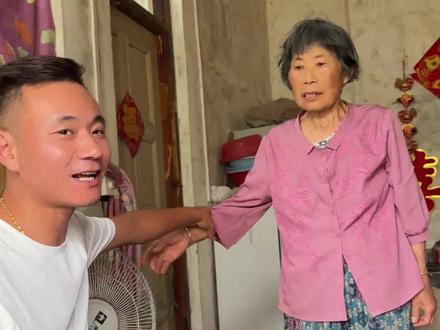他们用一辈子的偏爱,把我当成掌心唯一的珍宝来呵护。
最纯粹的亲情,不掺任何功利,质朴又滚烫。他们平凡普,却是这辈子毫无条件爱着我、最真心待我的人。最珍贵的底气这份清贫里藏着的极致温柔,是我此生最珍贵、最踏实的底气。#幸福 #厉怀远#生活不会辜负每一个努力的人