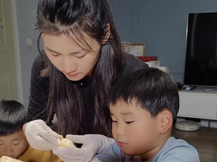 孩子说:“老师只夸别人,不夸我”,没想到妈妈这样解释。#亲子互动 #好书 #通识教育