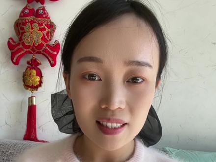 怎么确定自己身上带缘分?
第一阶段,做梦,梦见自己在天上飞,梦见佛像,狗猫,梦到上学,考试。上小学,高中大学各个阶段代表自己的心性。梦到毕业代表这个阶段考试通过,心性提升进入新的阶段。
第二阶段,开始闹心,总想找人看事点事,总想往道观寺庙里跑,总想了解缘分的事。
第三阶段,过三关,情关身体关财关财关,口袋空空,工作不顺,生意不好,有钱就有事,情关包括亲情、爱情、友情。带缘分的人多数六亲缘浅,六亲无靠,不这样,怎能使我们的心变得坚硬,情绪变得冷静,看透人生呢?身体观就是身体与心理,有些小时候,做过大的手术,有惊无险,有的从小,大病没有,小病不断的。有些人常年处于亚健康,焦虑、失眠、抑郁、烦躁,说一句,身体不舒服,先到医院检查,有病先治病。经过身体关这个过程,看过生死后对人生的理解就平淡多了。
第四阶段折磨最严重,不能正常工作生活,总是想找点事的人看,这会容易被骗,比如立堂找人师这些。心性要稳,心静下来,身后也会在梦里指引你,但是悟性低,就悟不到梦里什么意思。
第五阶段,拜师,遇到有缘的师傅,你会有感应,打哈哈,流泪。打嗝,如果到时候了,身后师傅会直接上来说。
你现在正在经历第几关?#修行 #积德行善 #广结善缘 #国学文化 #经验分享