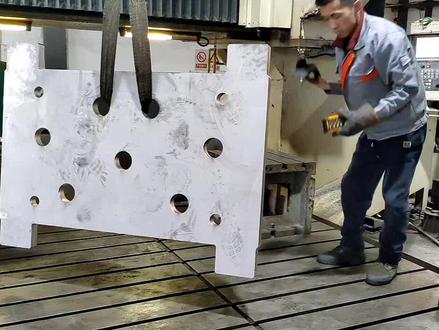 #工厂视频 #生产制造工厂 #数控加工 #机械设备 #cnc加工 龙门铣 600斤不锈钢板 从毛坯到成品加工全过程。@小苗在农村