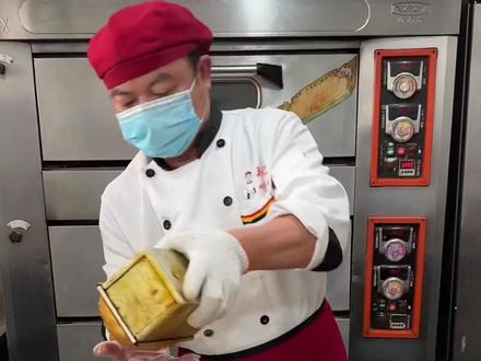 黄金手撕面包,9块就可以买到2个大面包,超级好吃,大家赶紧动手制作吧#手撕面包 #面包#烘焙#抖音美食