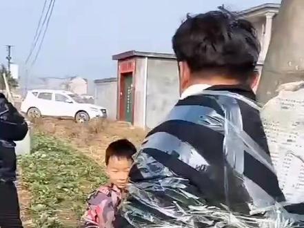 #变声 #传统习俗 #闹婚现场 捧一板子鸡蛋准备砸#整新郎 要是你你恼火吗