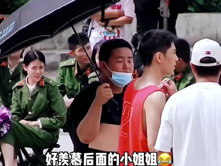 在一群女同志面前 光着膀子打篮球,实属有点过分哦😂这谁受得了啊🙈#肖战 #这谁顶得住啊 #快乐就这么简单 #篮球男孩