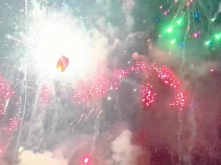 2026跨年烟花秀 #创作灵感 #捕获广州跨年烟火氛围 #跨年烟花照我先拍了 #跨年烟花秀 #再见2025你好2026 @DOU+上热门 @DOU+小助手 @抖音创作灵感