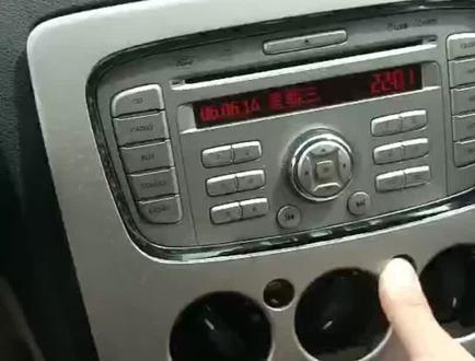 20岁的小伙子花1.4万买经典福克斯相亲,安装大屏导航后档次提升 #经典福克斯导航 #福克斯安装