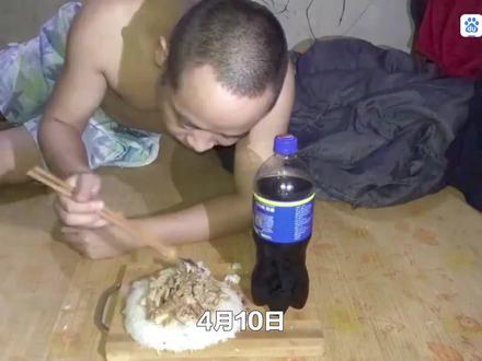 关注旅美大熊猫美香一家,崽崽小奇迹遭遇弄,将工作人员投放的肥皂水当作盆盆奶饮用,看了太气愤了