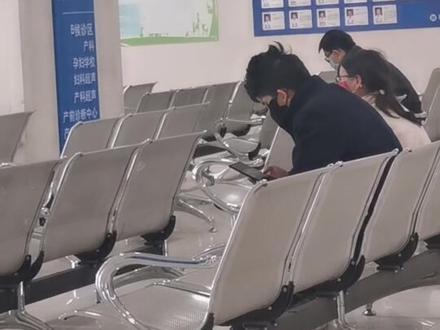 上海瑞金医院,我疼痛难忍,到了超声室,差三四分钟医生要下班不管病人,要让人等待下午,你们说这样还有医德吗?